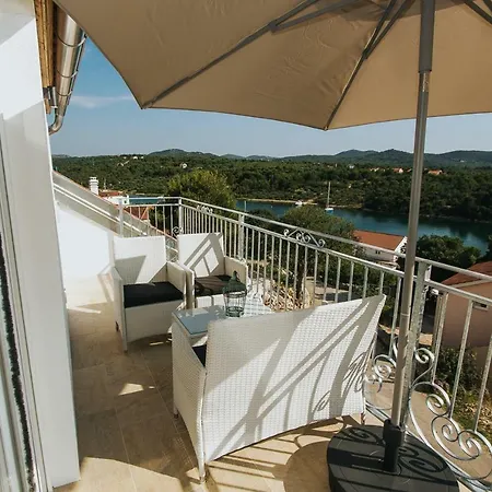 The Lakeview Chalet Apartment