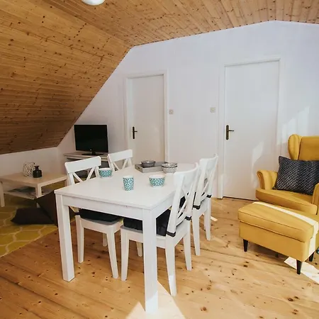 The Lakeview Chalet Apartment