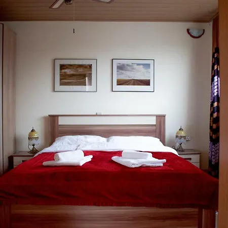 The Lakeview Chalet Apartment *